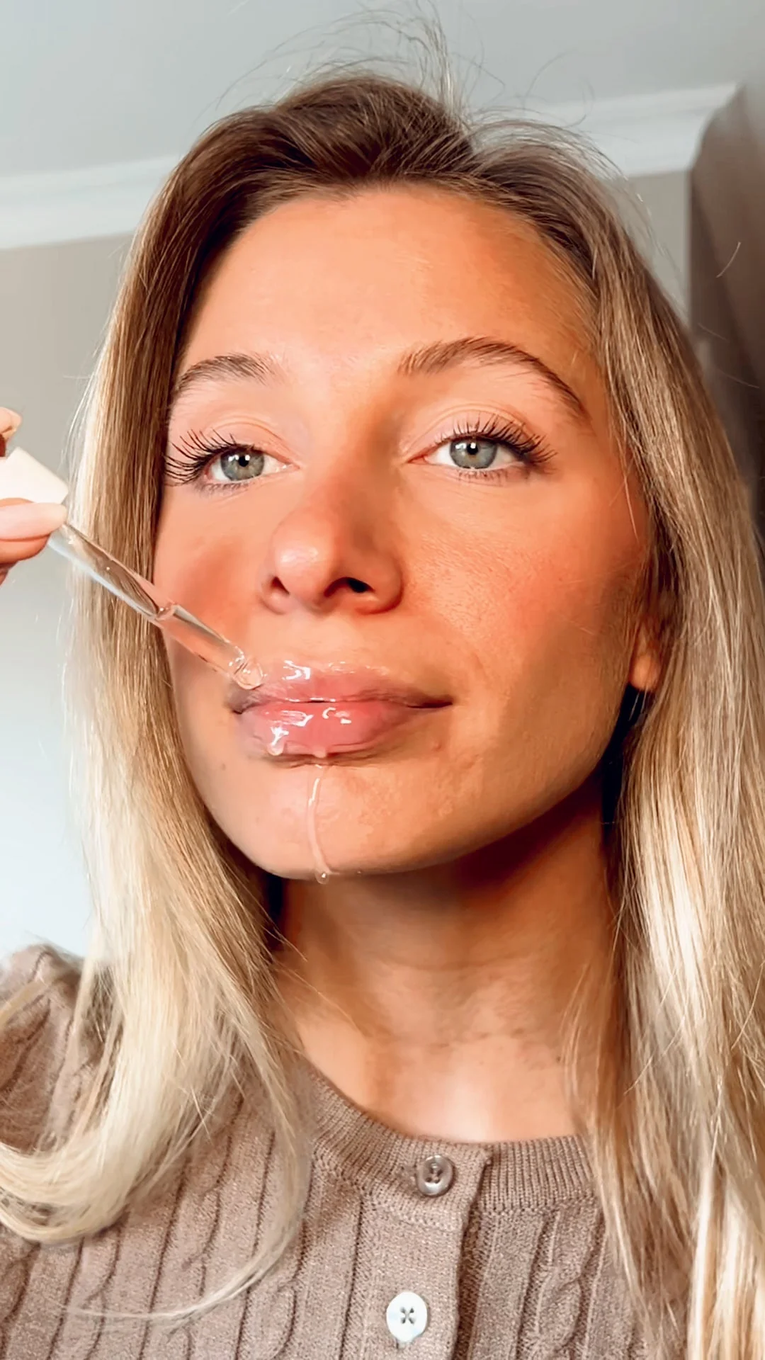 Hyaluronic Plumping Serum with Vitamin B5 + Snow Mushroom - Image 2